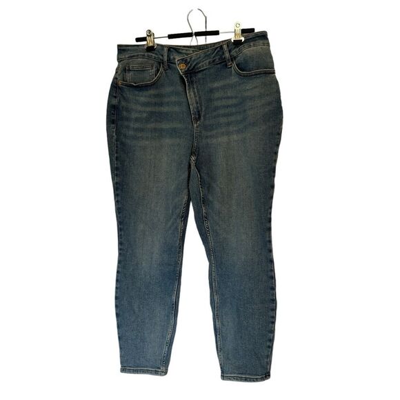 Judy Blue Yard Work Cross Over High Rise Medium Blue Wash Relaxed Fit, Size 18W - Picture 2 of 16